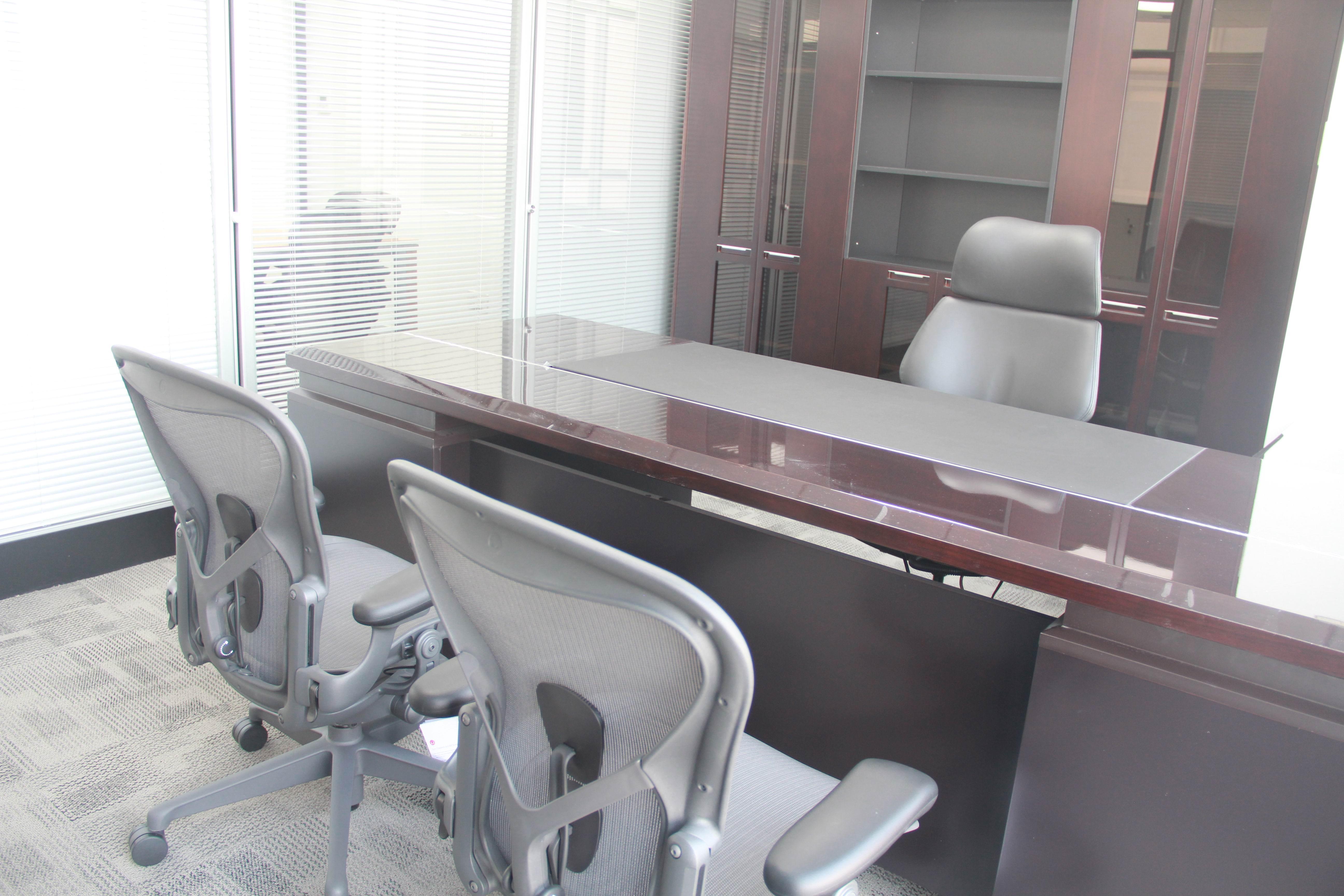 总经理室 · Freedom（世界上最聪明的） · aeron（世界上最舒服的）椅子