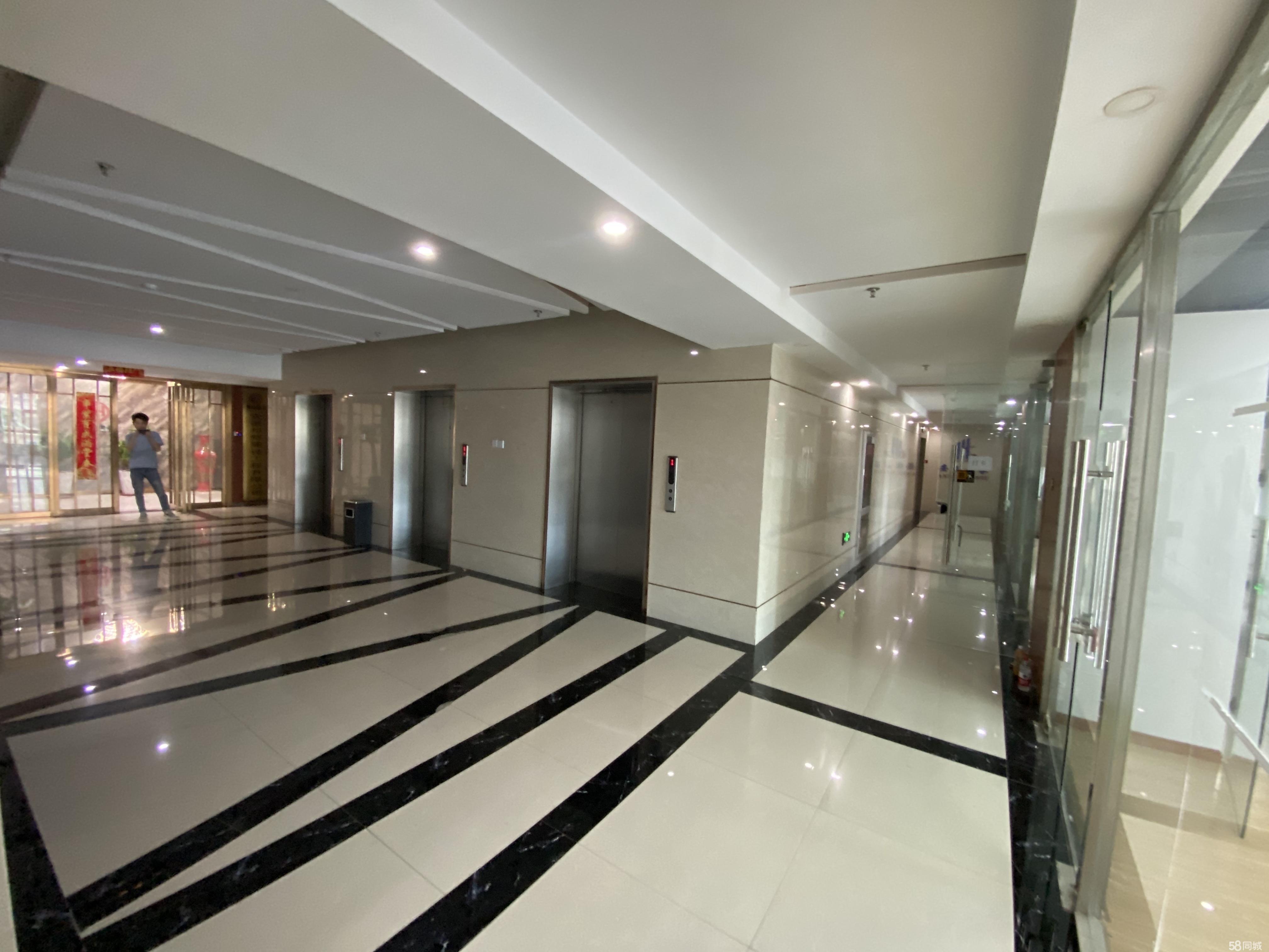 千城大厦带家具正对电梯口