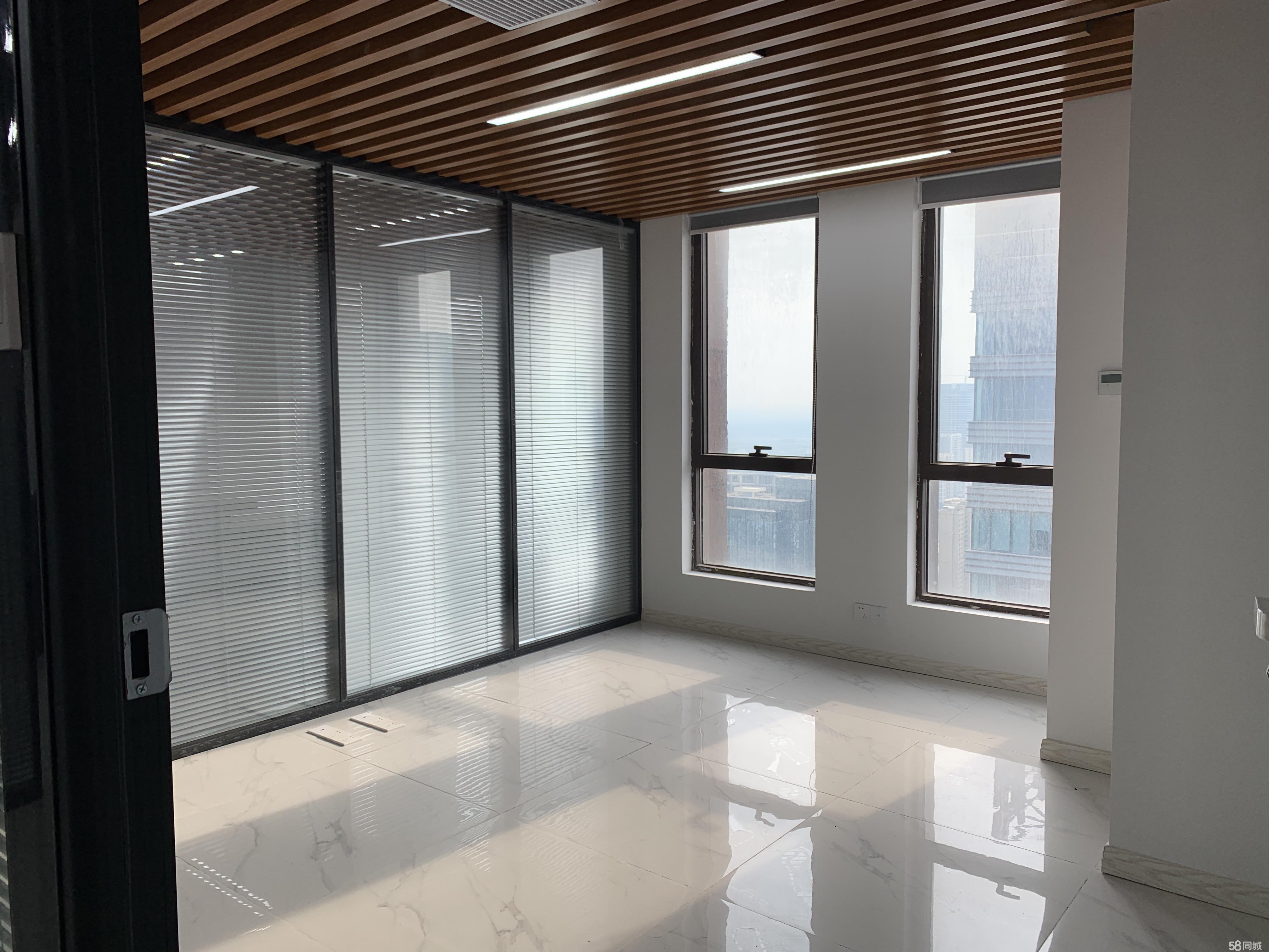 万达银座正对电梯口采光好随时看