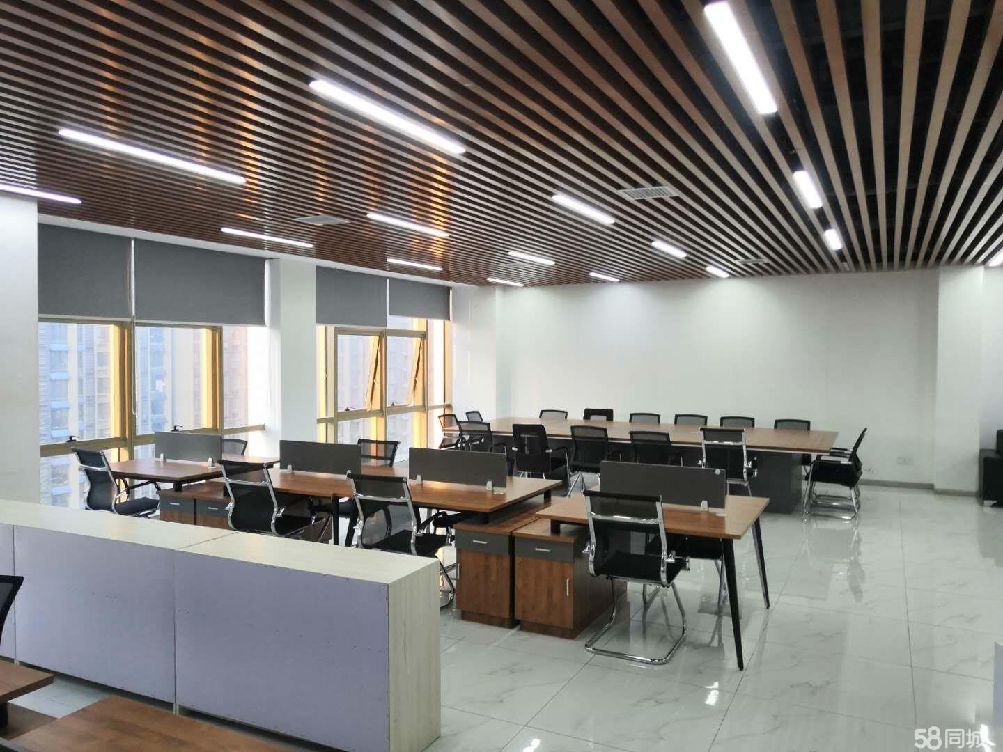 利港银河正对电梯口近地铁商场旁