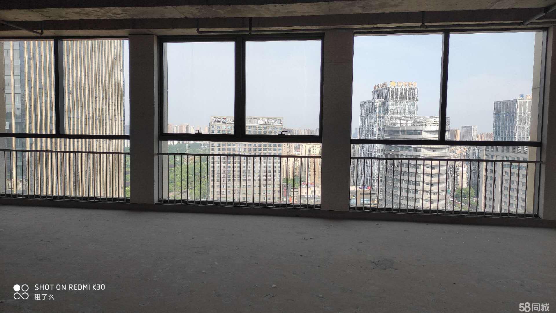 中桥市政府零距离正对电梯口