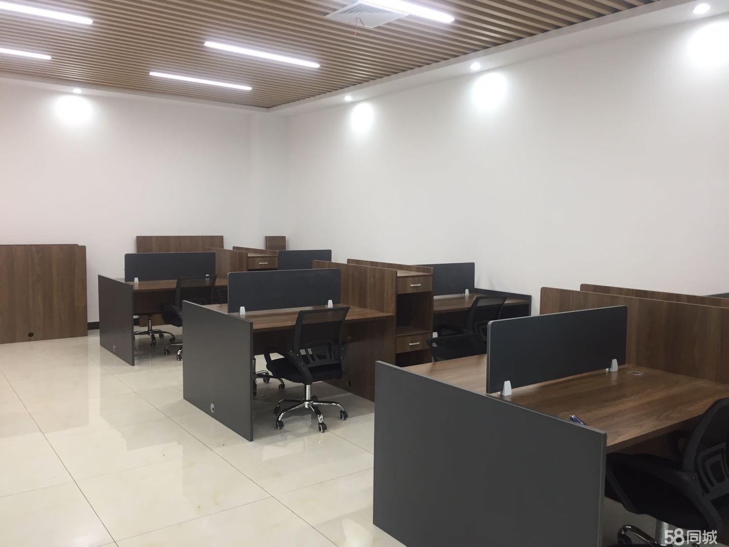 金融港精装朝南带家具正对电梯口