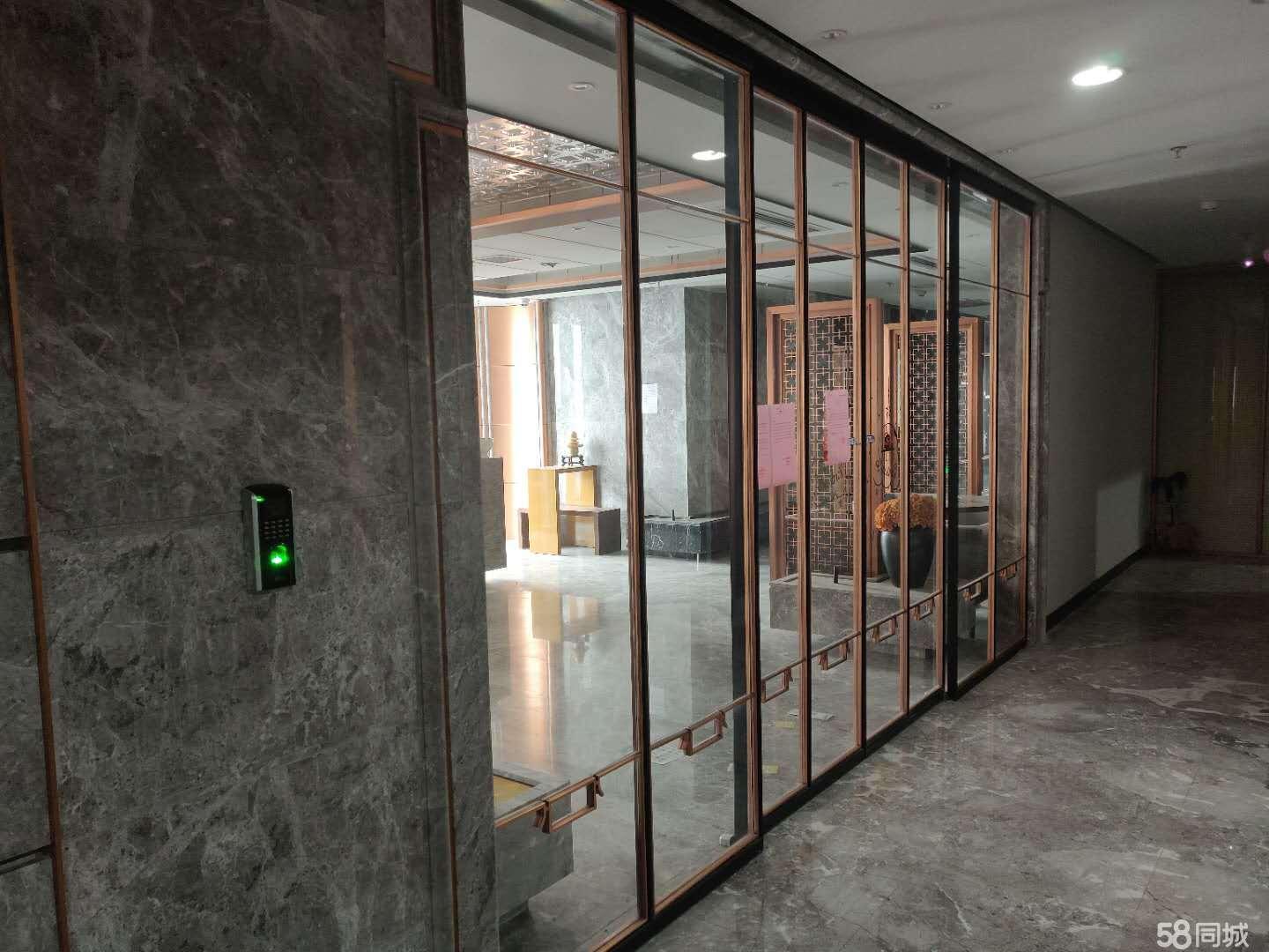 国际金融精装正对电梯口随时看