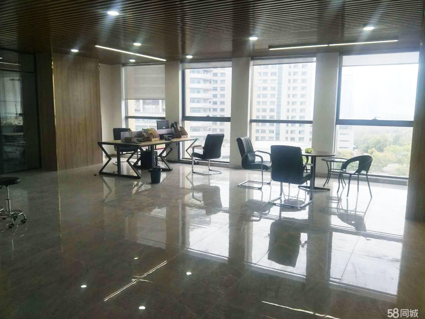 中桥精装湖景办公电梯口向南