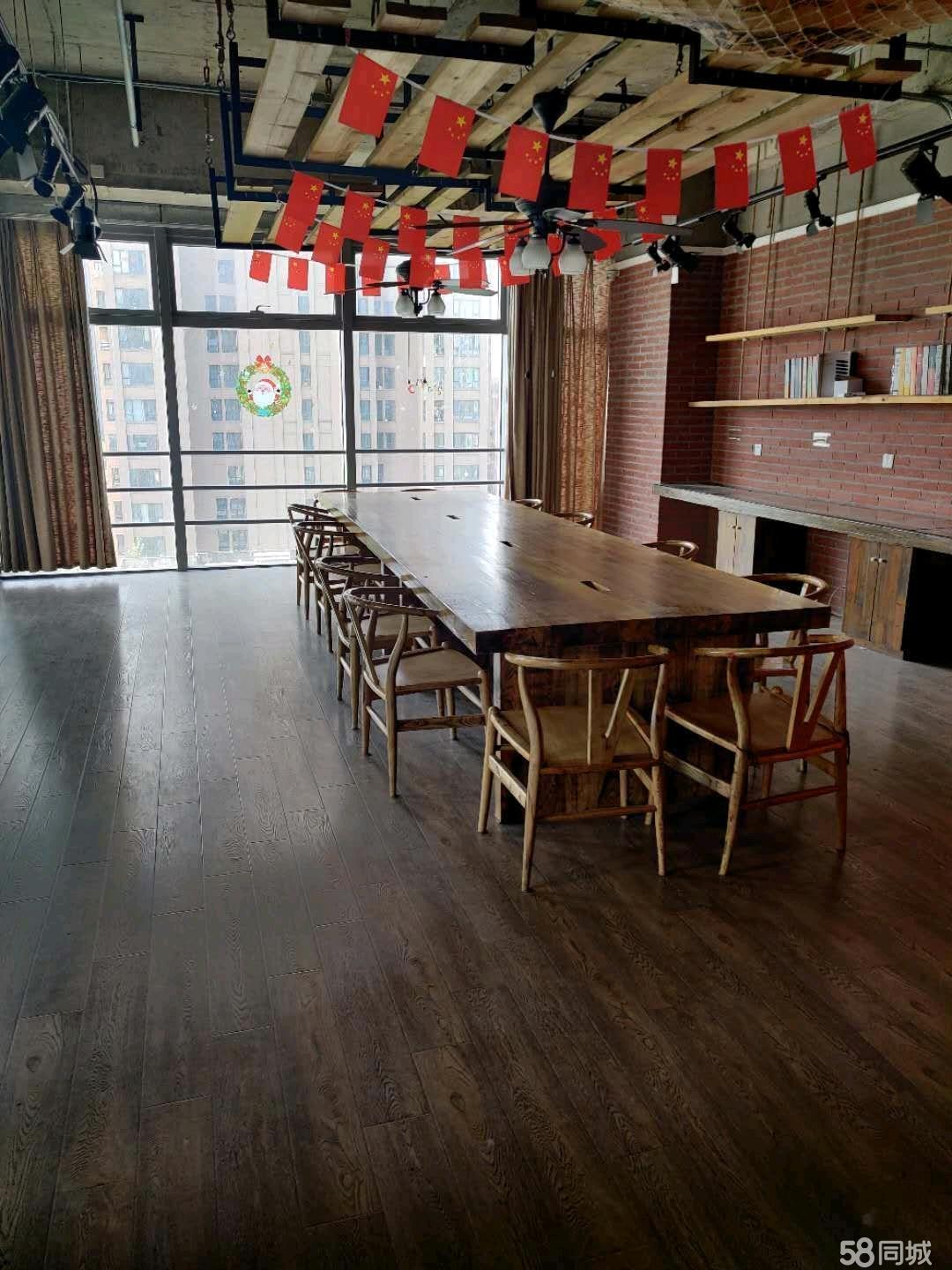 华润精装带家具电梯旁