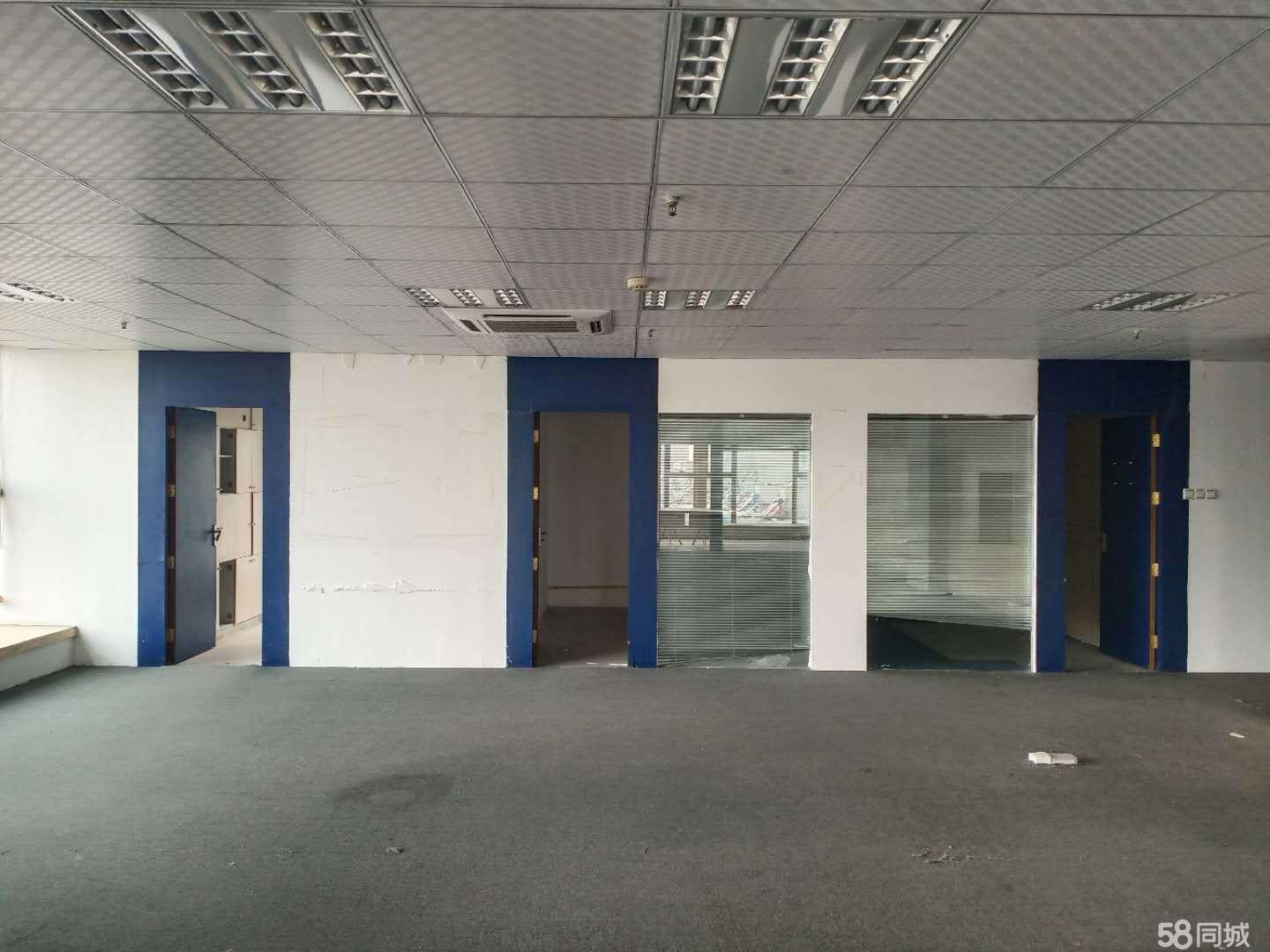 财富广场三面采光生活便利