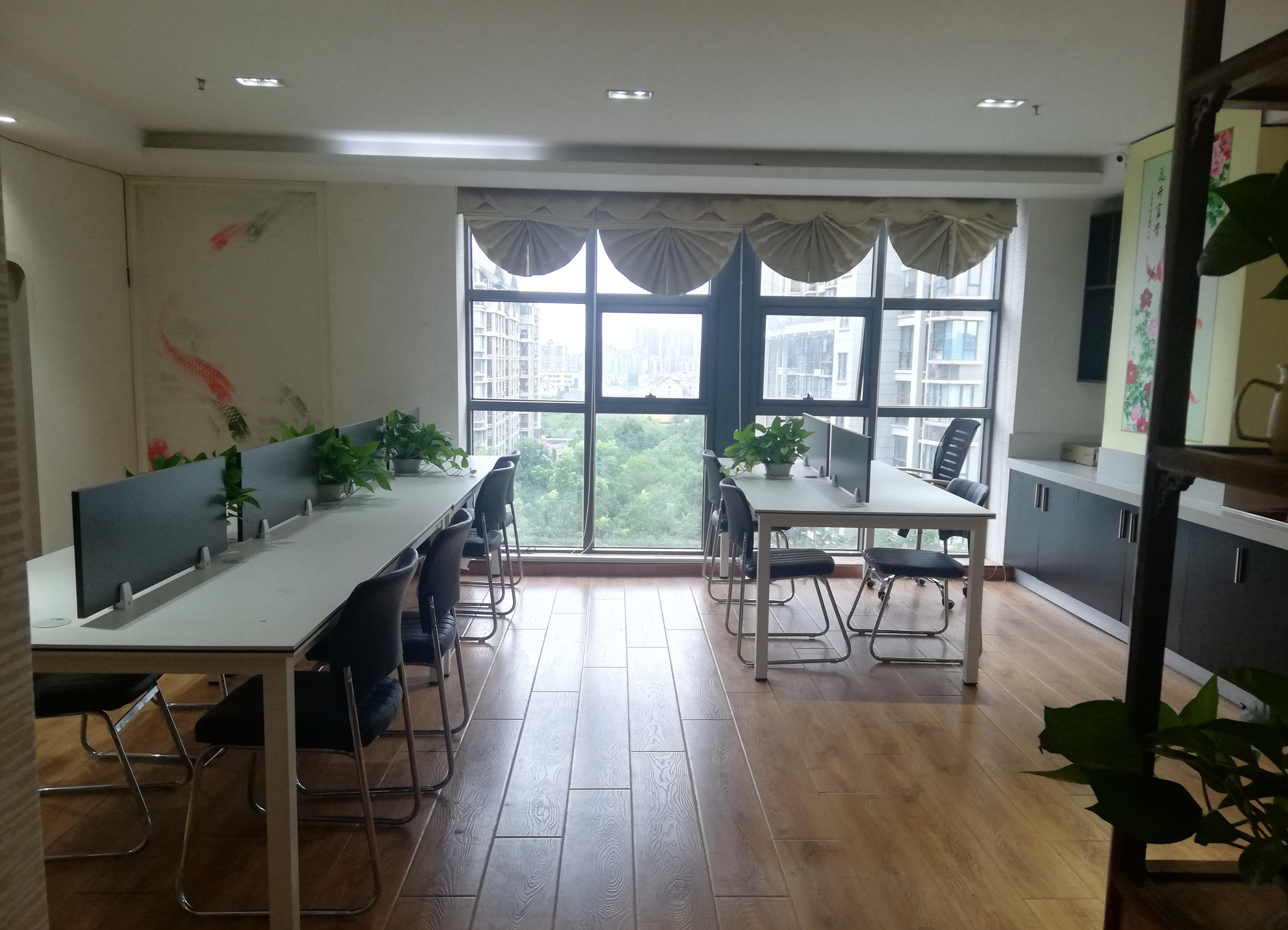 政务区精装湖景房带家具