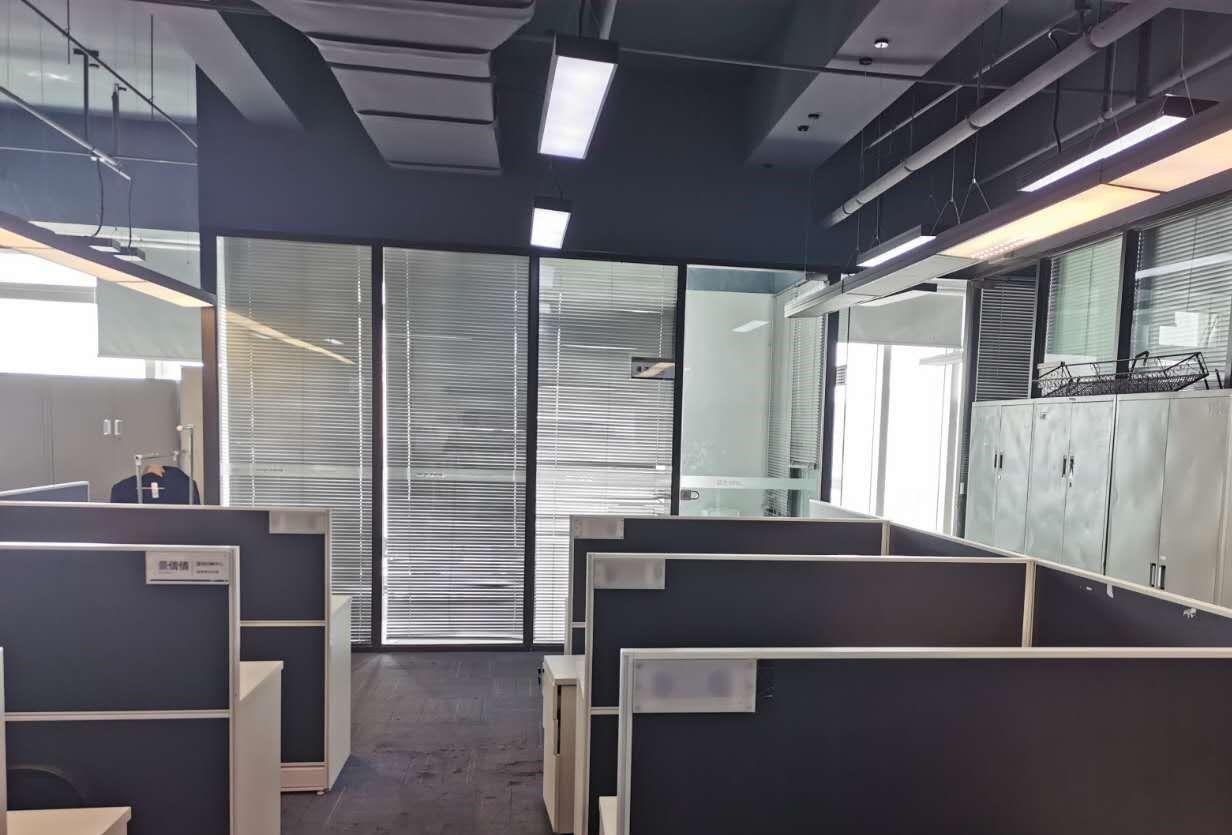 政务区精装带家具格局好