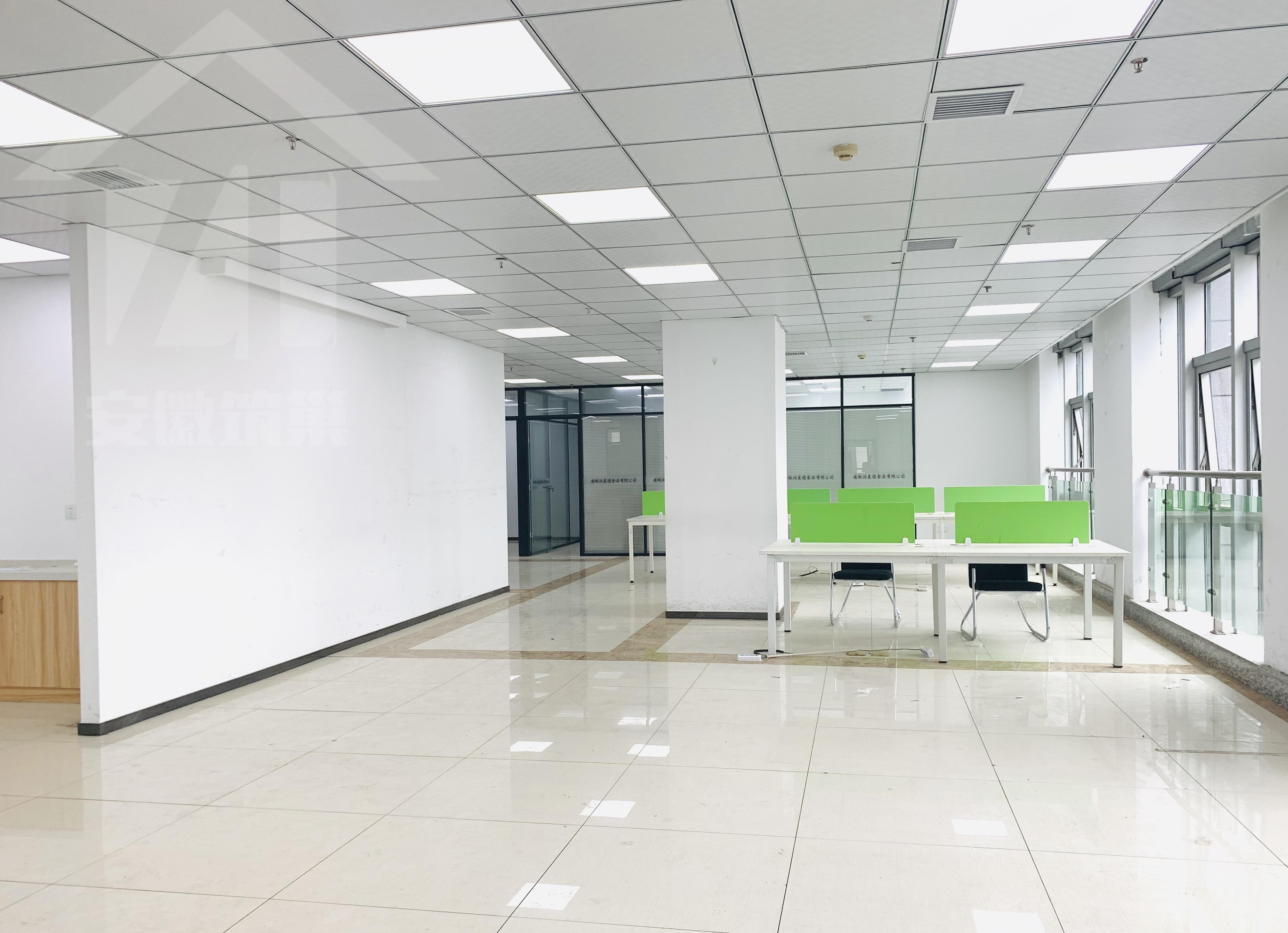 政务区精装双面采光正对电梯口