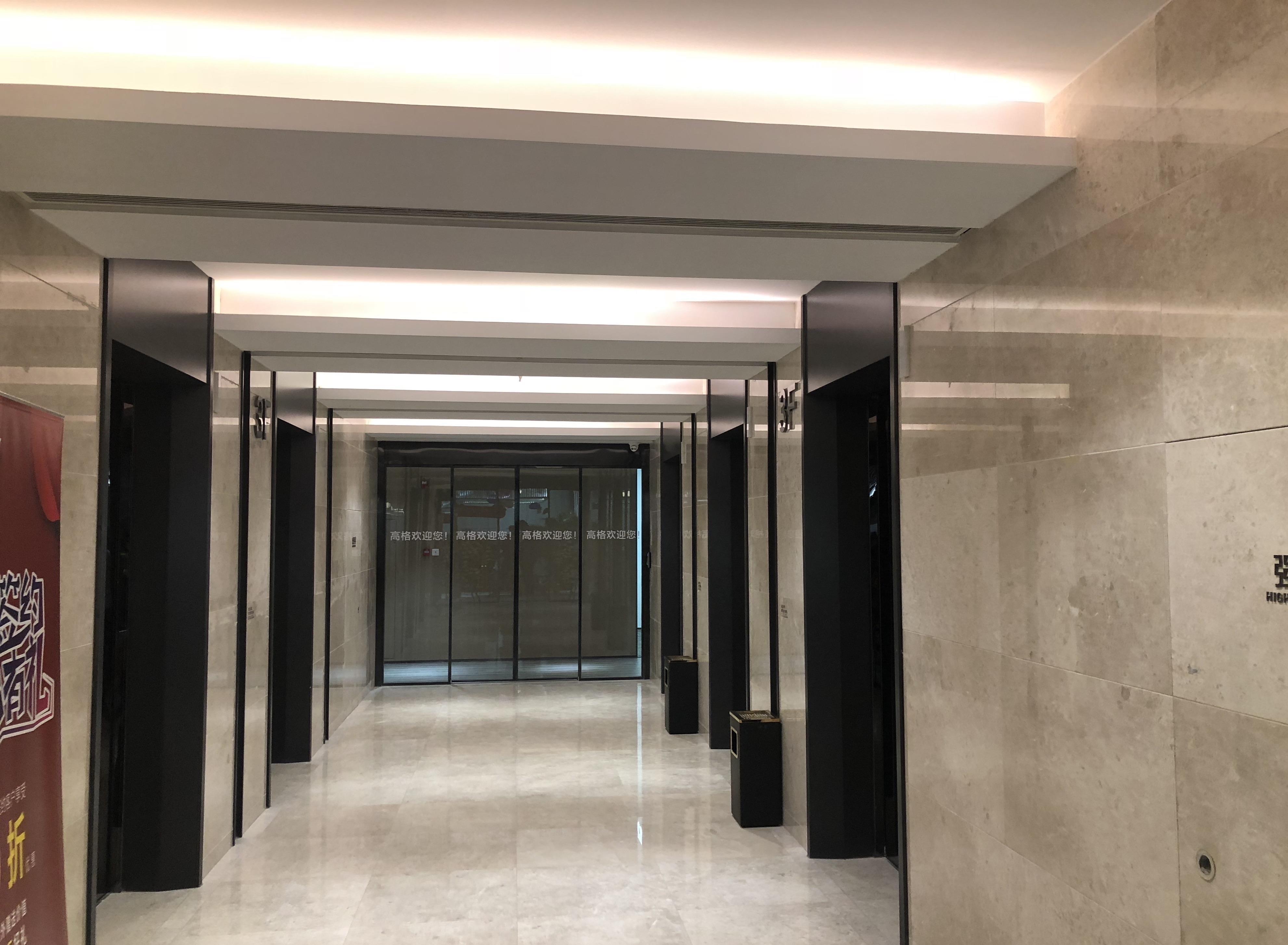 政务区精装配家具正对电梯口