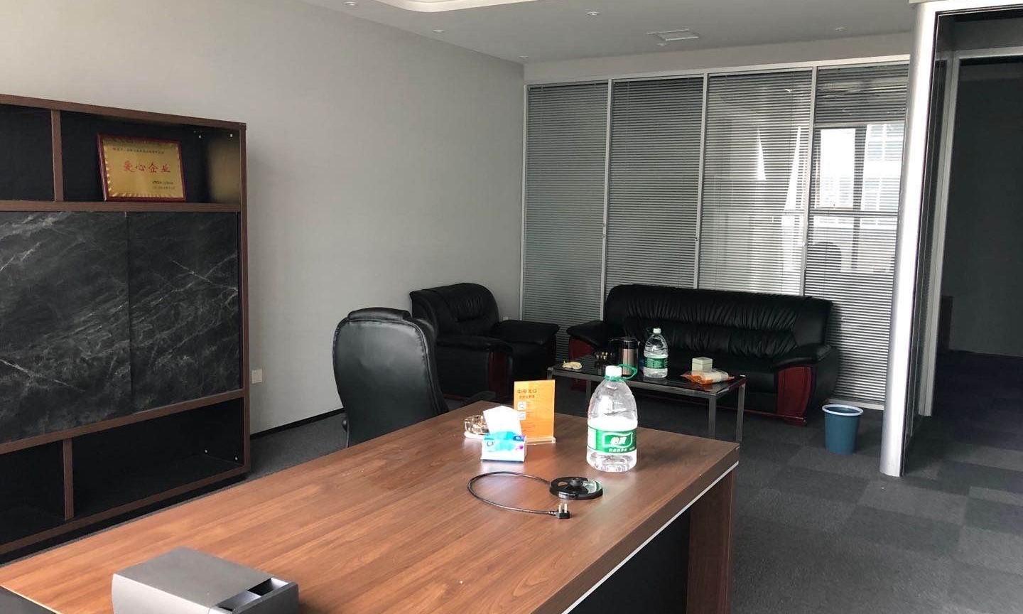 滨湖新区精装带全套家具电梯口旁