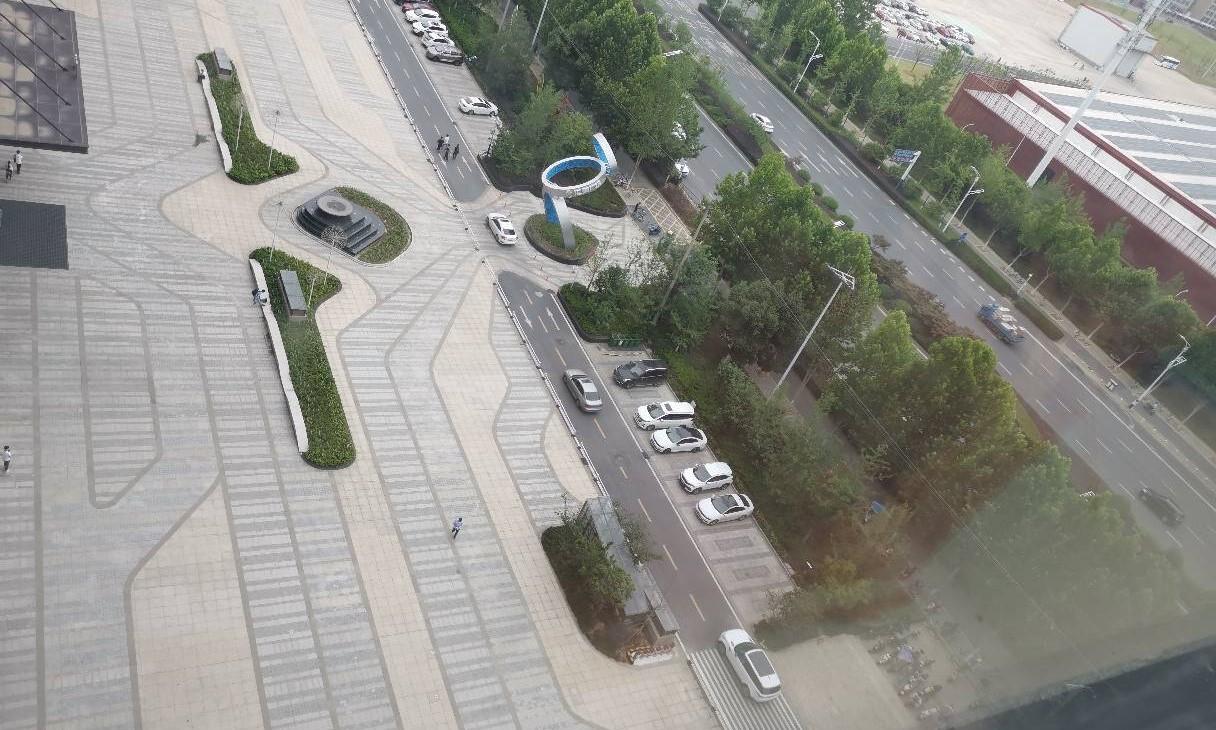 经开区精装朝南电梯口