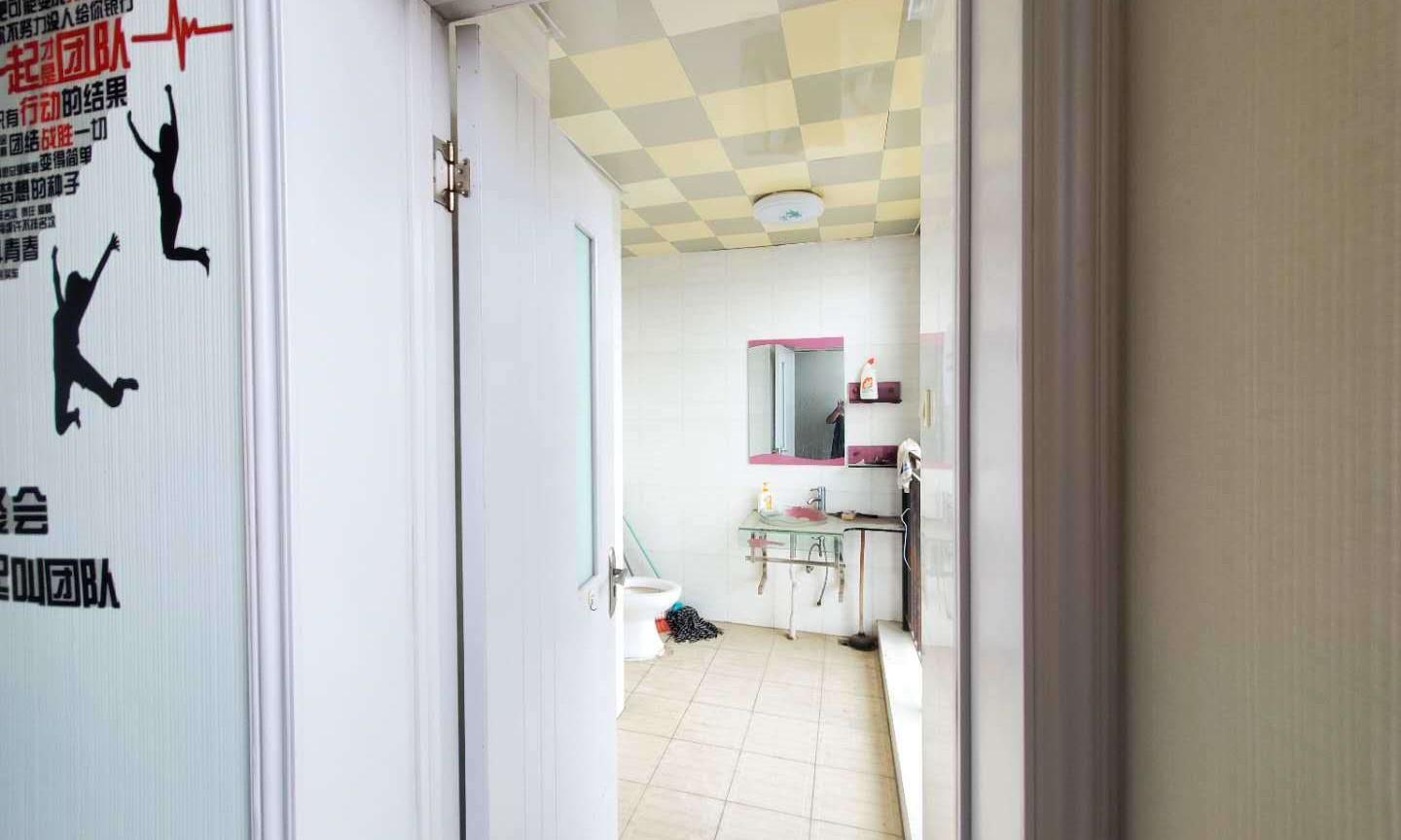 政务区精装带家具交通便利