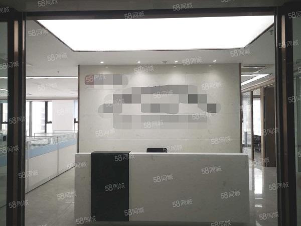 政务区精装高层电梯口旁