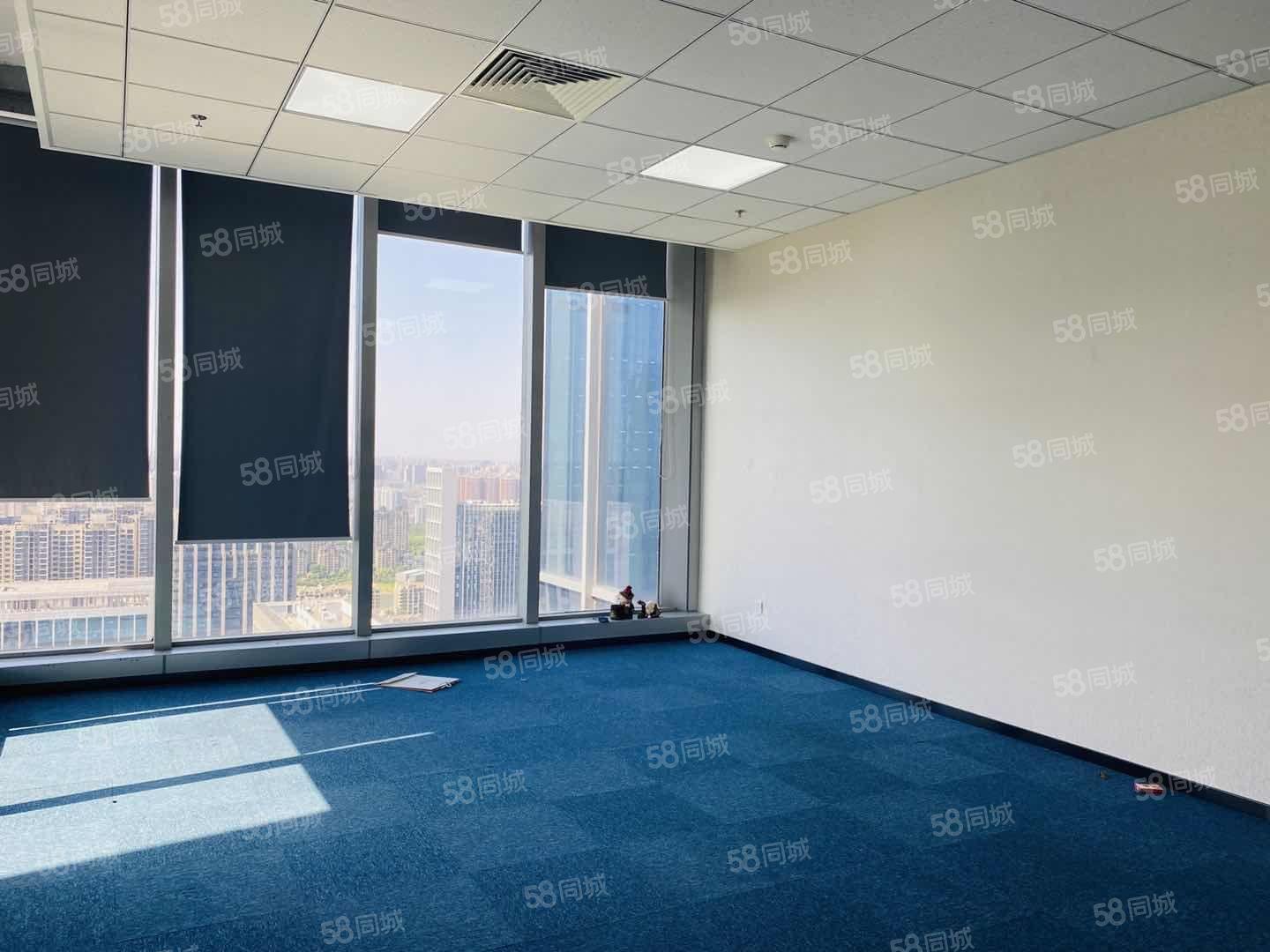 政务区精装电梯口旁