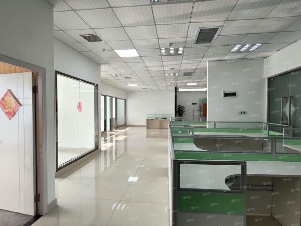 政务区精装带家具地铁口旁