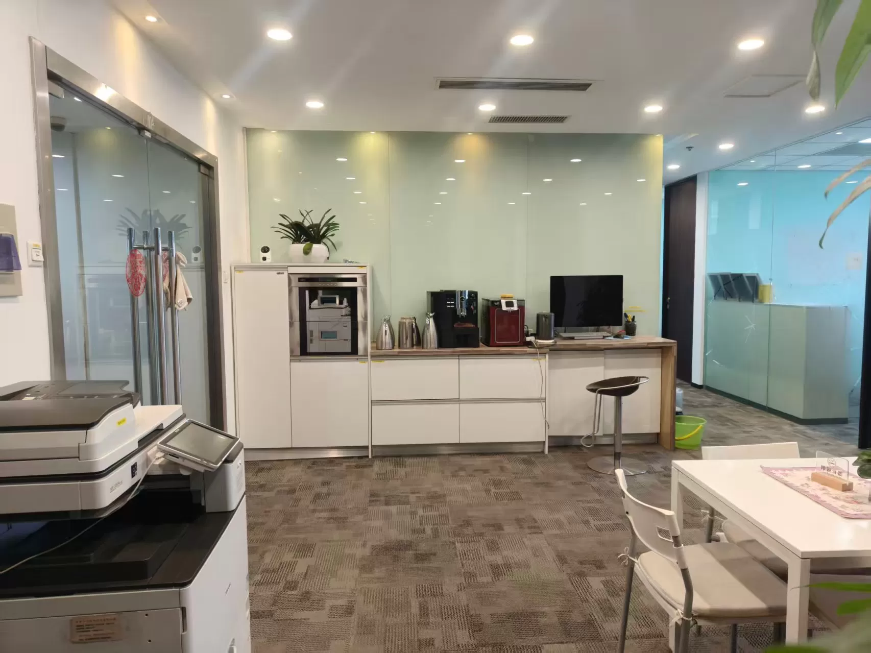 地铁口精装办公室多房间出租